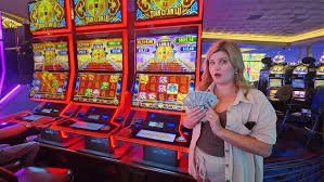 Pengguna menikmati hiburan sports dan casino menggunakan smartphone di lokasi outdoor